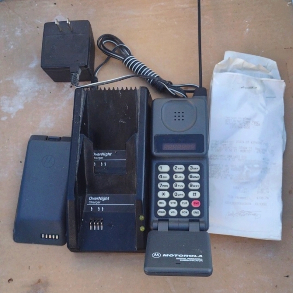 Motorola Brick Phone & Charger